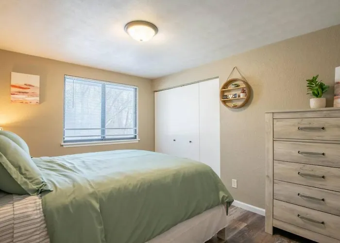Apartment Wood Cozy 2bd Over The Bridge