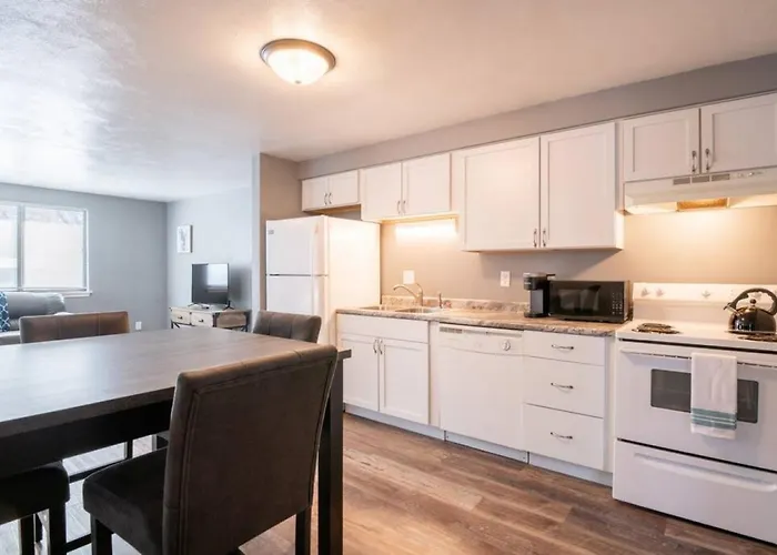 Wood Cozy 2bd Over The Bridge