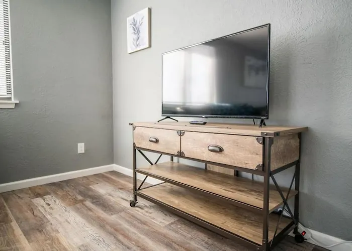 Wood Cozy 2bd Over The Bridge Peoria