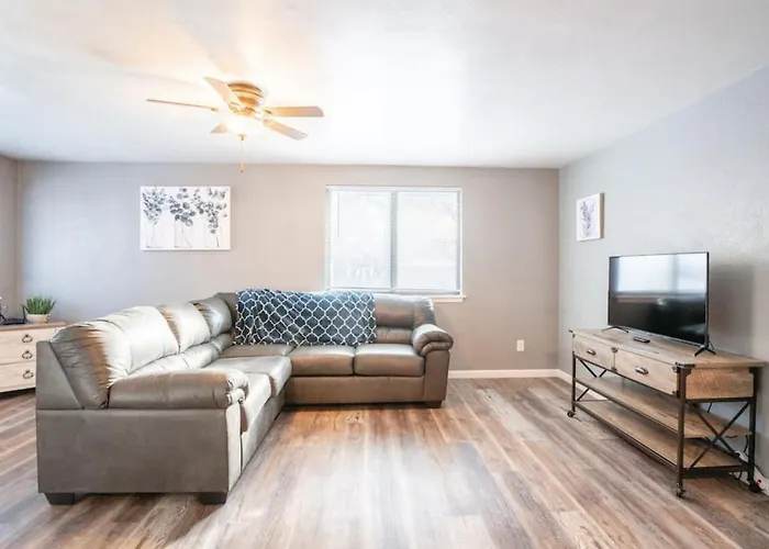 Wood Cozy 2bd Over The Bridge Apartment