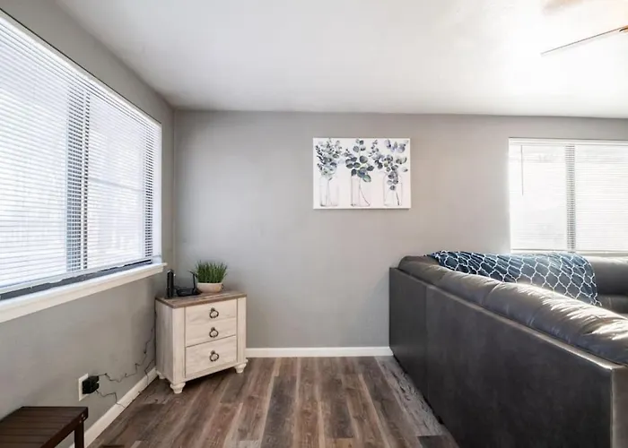 Wood Cozy 2bd Over The Bridge *